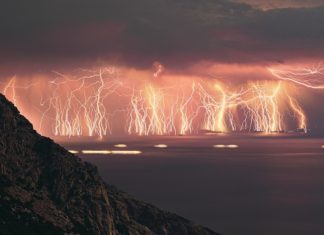 Hárommillió villám csap le a tóra