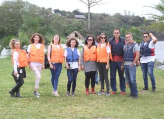 Hidat vertek Ugandában a magyar diákok