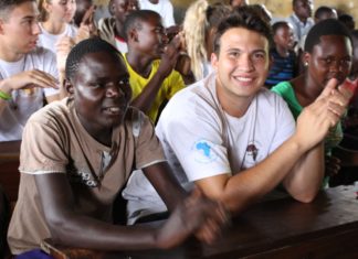 Iskolapadba ültek a magyar középsulisok Afrikában