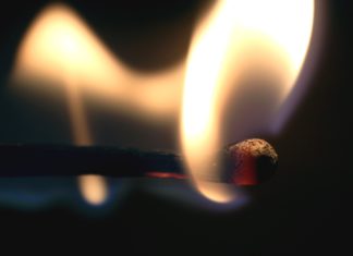 Leomlott az Eiffel torony