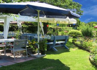 Trambulinboom és kertibútor-dömping