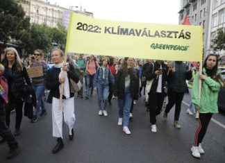 A jövőjükért aggódó fiatalok követeltek Udvaros Dorottyával együtt klímaválasztást a Kossuth téren