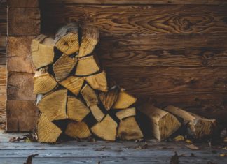 Folyamatos a tűzifa szállítás a Szociális Tüzelőanyag Program keretében