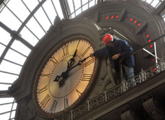 Ne csodálkozzon, ha álmosan ébredt. Ismét egy órával előbbre kellett állítani az órákat