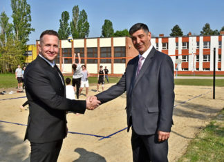 A kézfogás, ami sportpályát ér