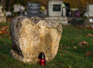 Csak egy szív alakú sírkő fejezi ki megfelelően a fájdalmat: a Balaton-felvidék különleges látnivalója az udvari temető