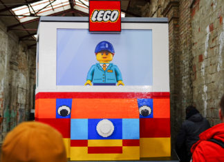 Budapesten mutatták be a világ első, legóból készült villamosát